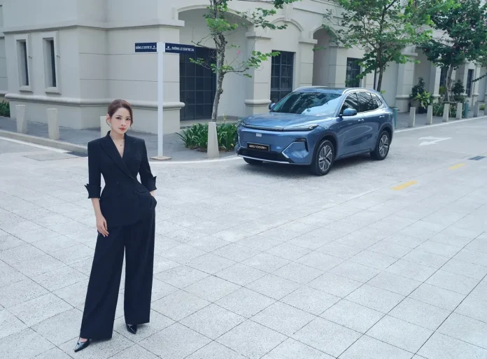 Chi Pu bên xe Geely trên phố