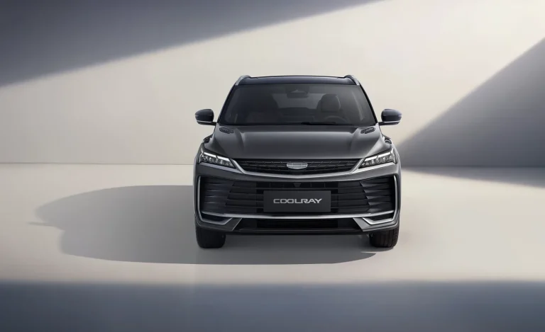Geely Coolray 2026 màu đỏ nhìn từ phía trước