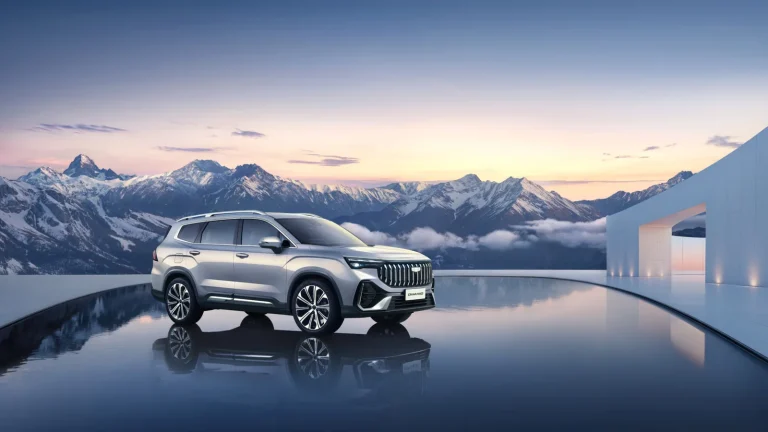 Geely Okavango SUV 7 chỗ nhìn nghiêng phía trước