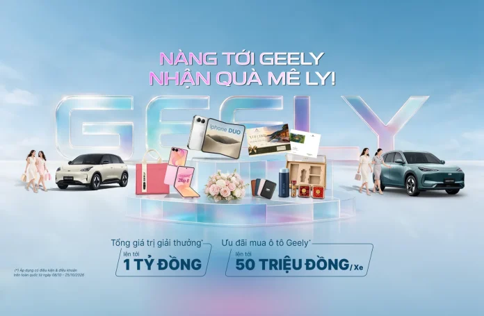 Khách hàng nữ nhận quà tại showroom Geely dịp 20/10